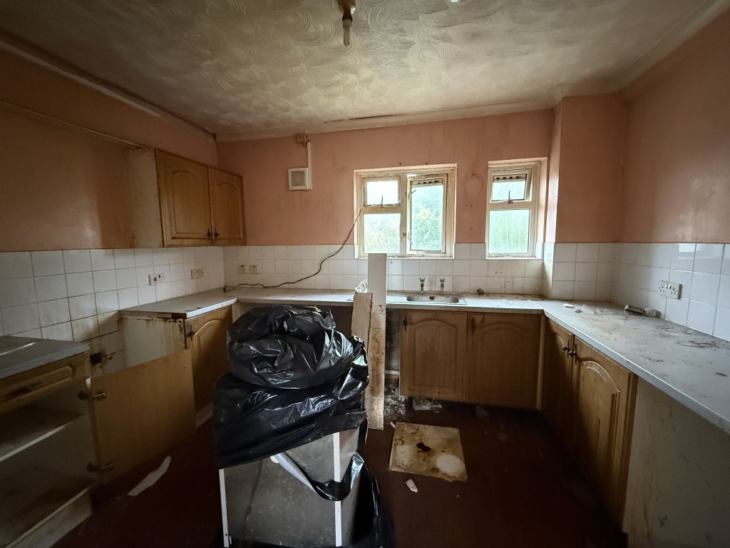 Lot: 100 - FLAT IN NEED OF IMPROVEMENT IN VILLAGE LOCATION - Kitchen in Need of Refurbishment